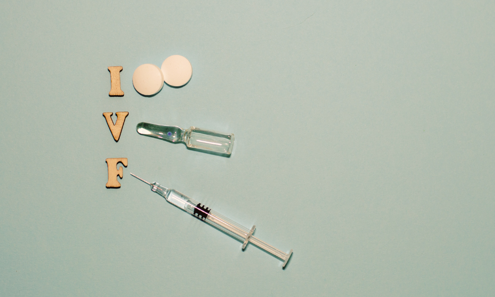 IVF Buchstaben mit Tabletten, Ampulle und Spritze